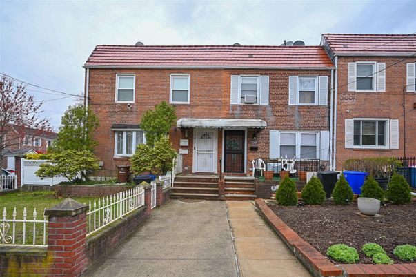 Exterior, Facade, Brick Facade, Rowhouse