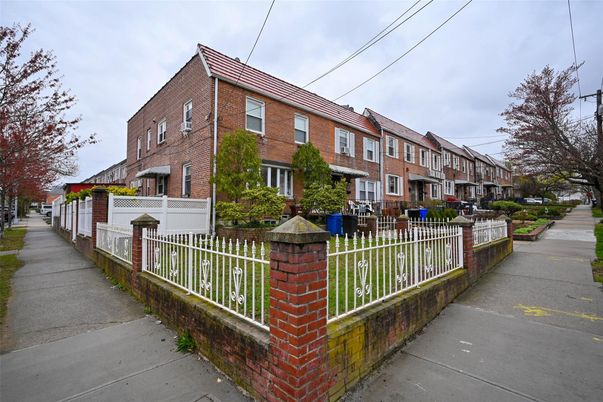 Exterior, Facade, Brick Facade, Rowhouse