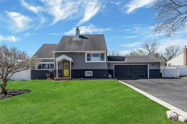 Attached, Exterior, Facade, Cape Cod