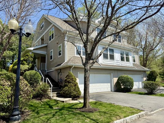 Attached, Exterior, Facade, Queen Anne Victorian