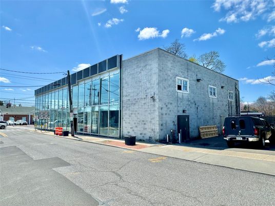 Exterior, Facade, Modern