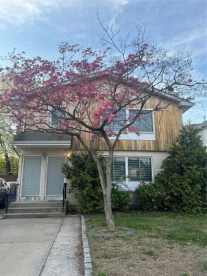 Exterior, Facade, Split Level