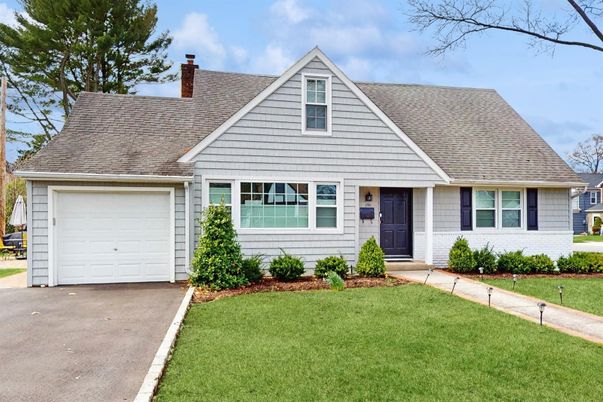 Attached, Exterior, Facade, Cape Cod