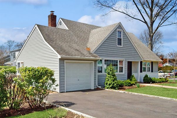 Attached, Exterior, Facade, Cape Cod