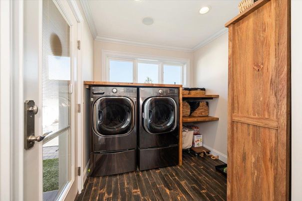 Interior, Recessed Lighting, Washer, Wood Texture Flooring