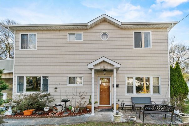 Exterior, Facade, Raised Ranch
