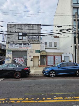 Attached, Exterior, Facade, Rowhouse