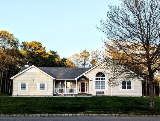 Exterior, Facade, Ranch