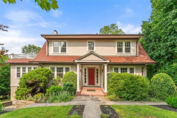 Exterior, Facade, American Foursquare