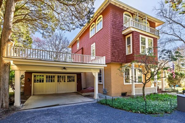Attached, Exterior, Facade, Queen Anne Victorian