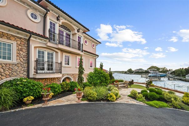 Exterior, Lake