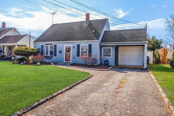 Attached, Exterior, Facade, Cape Cod
