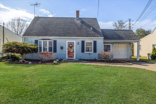Attached, Exterior, Facade, Cape Cod