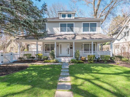 Exterior, Facade, American Foursquare