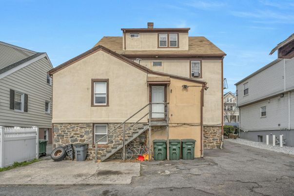Exterior, Facade, Rowhouse