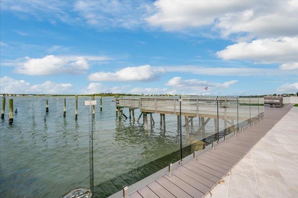 Exterior, Lake
