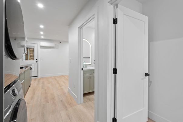 Interior, Recessed Lighting, Washer, Wood Texture Flooring