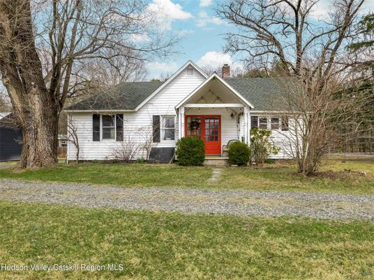 Exterior, Facade, Ranch