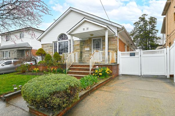 Exterior, Facade, Queen Anne Victorian