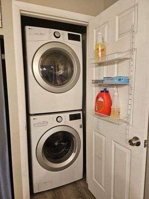 Interior, Utility Closets, Washer, Wood Texture Flooring