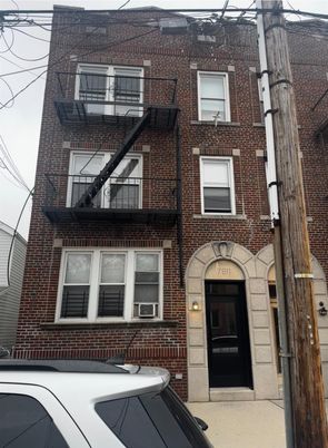 Exterior, Facade, Brick Facade, Rowhouse