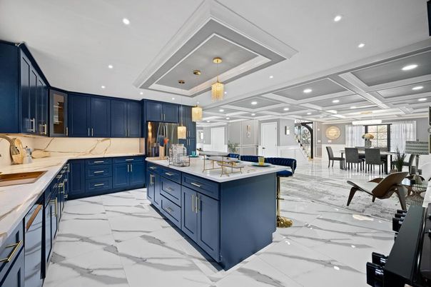 Chandelier, Dining room, Interior, Kitchen, Marble, Pendant Lights, Recessed Lighting, Stainless Steel Appliances