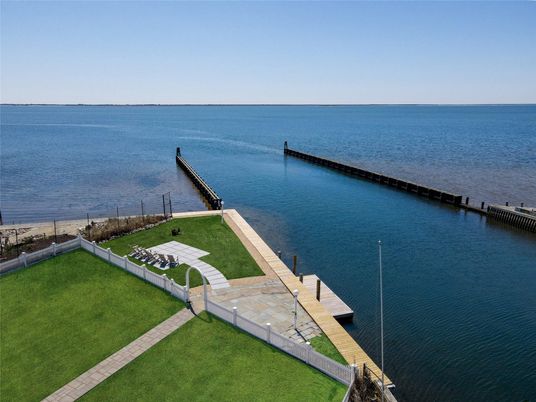 Exterior, Lake
