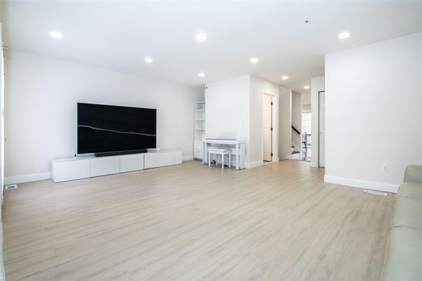Interior, Piano, Recessed Lighting, Wood Texture Flooring