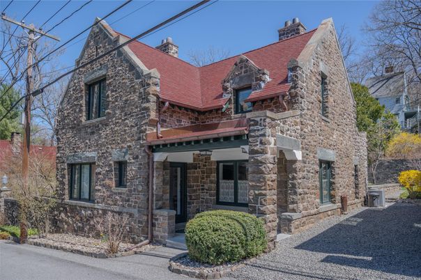 Exterior, Facade, Brick Facade, Rowhouse