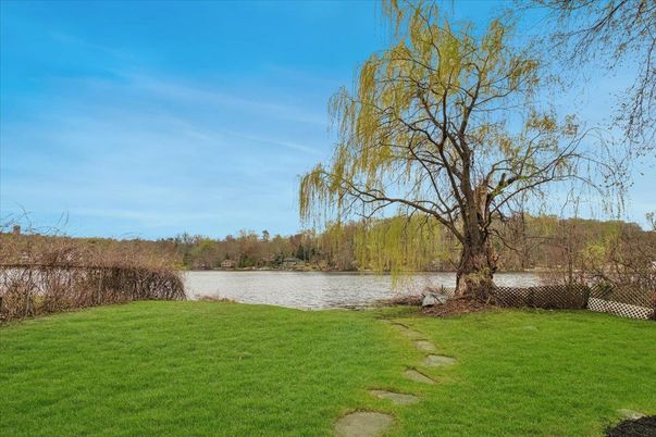 Exterior, Lake