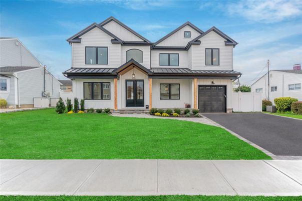 Attached, Exterior, Facade, Farmhouse