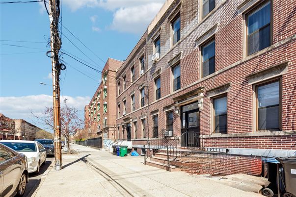 Exterior, Facade, Brick Facade, Rowhouse