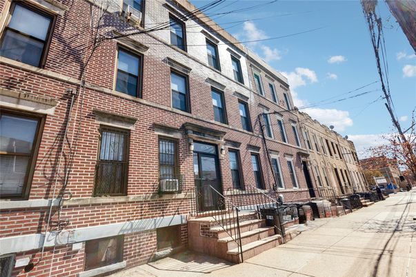 Exterior, Facade, Brick Facade, Rowhouse