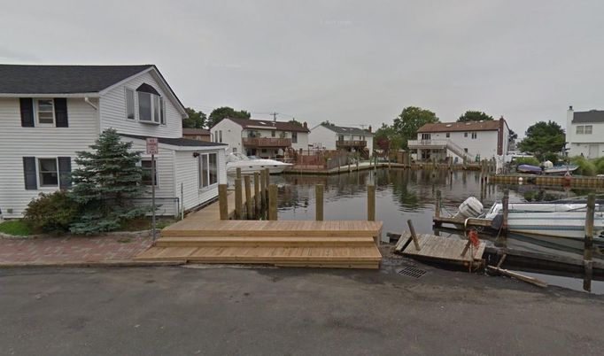 Exterior, Lake