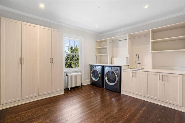 Interior, Recessed Lighting, Washer, Wood Texture Flooring