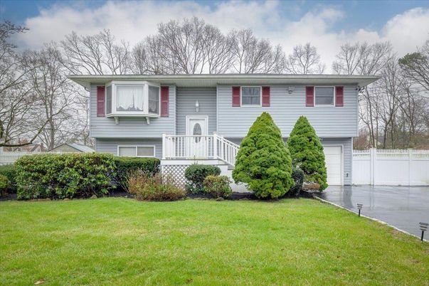Attached, Exterior, Facade, Raised Ranch