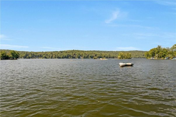 Exterior, Lake