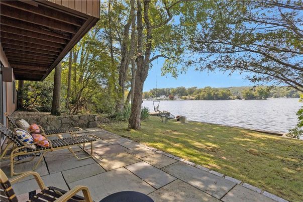 Exterior, Lake