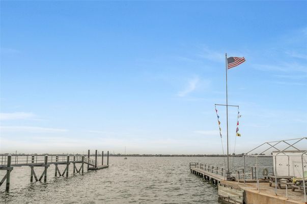 Exterior, Lake