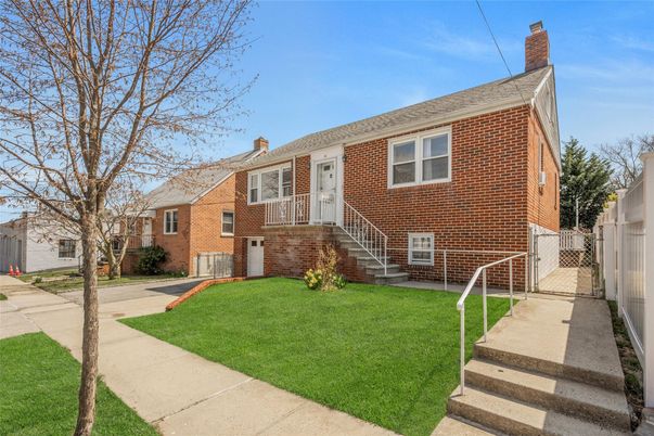 Exterior, Facade, Brick Facade, Raised Ranch
