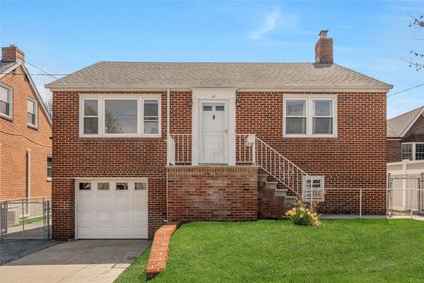Attached, Exterior, Facade, Brick Facade, Georgian