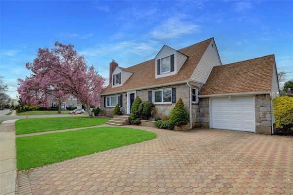 Attached, Exterior, Facade, Cape Cod