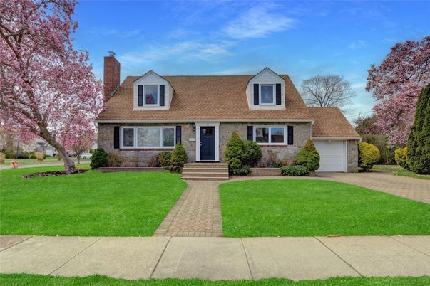 Attached, Exterior, Facade, Cape Cod