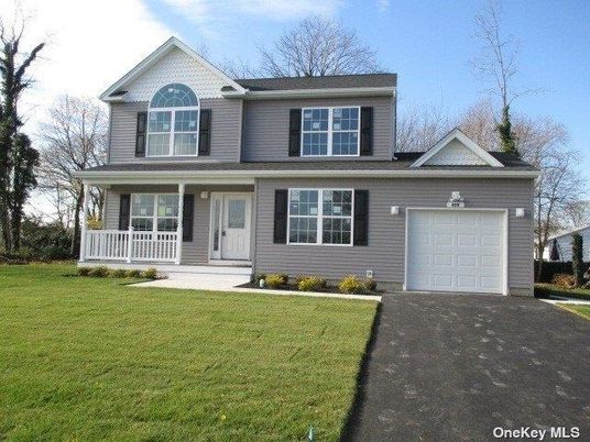 Attached, Exterior, Facade, Farmhouse