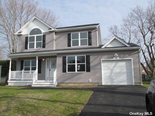 Attached, Exterior, Facade, Farmhouse
