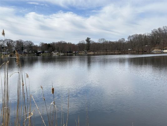 Exterior, Lake
