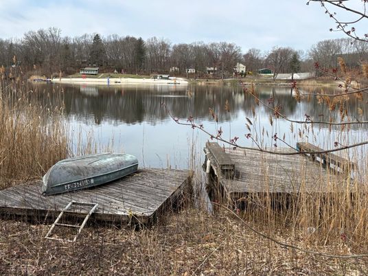 Exterior, Lake
