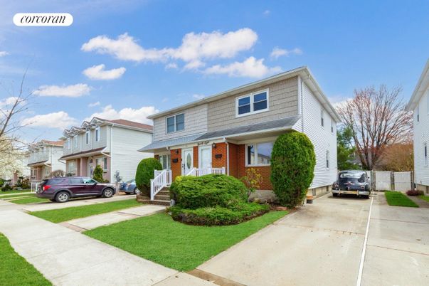 Exterior, Facade, Brick Facade, Split Level