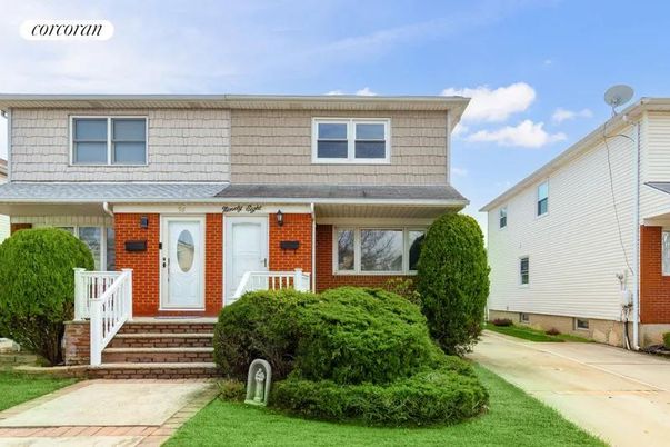 Exterior, Facade, Brick Facade, American Foursquare