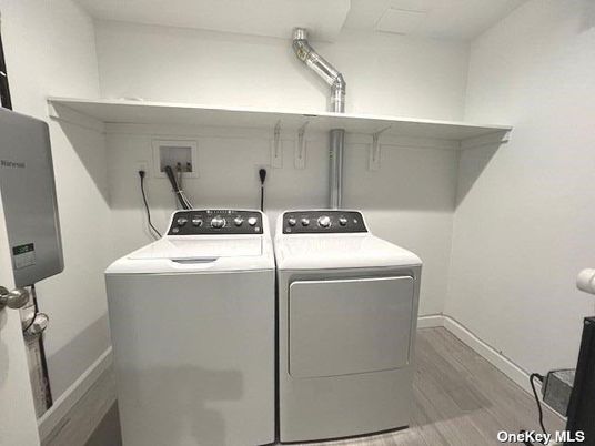 Interior, Utility Closets, Washer, Wood Texture Flooring